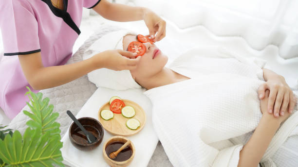 massagista mascarando o rosto com tomate e spa rosto mulher tratamento e massagem aromaterapia relaxar e saudável e beleza. - alternative therapy stone zen like nature - fotografias e filmes do acervo