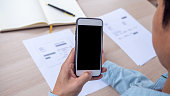 die-hand-verwendet-das-telefon-um-den-qr-code-oder-barcode-zu-scannen-um-einen-rabatt-auf-die.jpg?b=1&s=170x170&k=20&c=4dtwsu3jZOJ34exHXYt2f3YXF0v3lUN-TvyTPsVjYio=