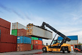 der-ladewagen-transportiert-den-frachtcontainer-zum-hof.jpg?b=1&s=170x170&k=20&c=LoDyEELZh937qdMbwFgNtt-B0h1pip7v1jyVpnu02n4=
