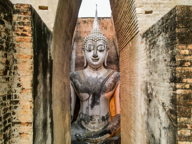 drone point of view of buddha in wat si chum, sukhothai, thailand - sukhothai stok fotoğraflar ve resimler