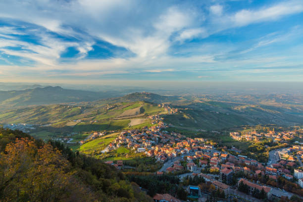 サンマリノの街から見た山のふもとにある町、ボルゴマッジョーレ - republic of san marino ストックフォトと画像