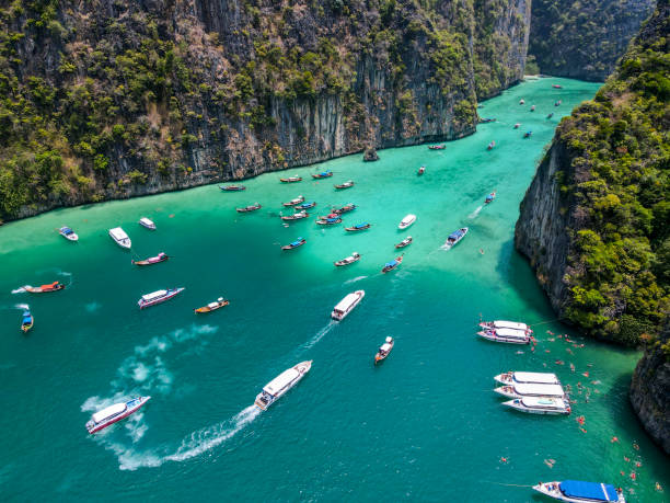 vista del punto de dron de la isla phi phi, tailandia - phuket province beach blue cliff fotografías e imágenes de stock