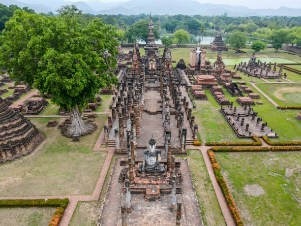 wat mahathat, sukhothai historic park, thailand - sukhothai stok fotoğraflar ve resimler