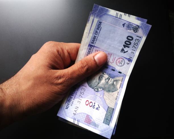 Indian currency on hand, indian rupee, indian rupee on hand, pay money, money on my hand, paying cash money. 100 rupees on hand indian rupees money paying to shopkeeper This image was captured at india Maharashtra #indianrupee moneda india en la mano, rupia india, rupia india en mano, pagar dinero, dinero en mi mano, pagar dinero en efectivo. 100 rupias en mano rupias indias dinero pagando al comerciante esta imagen fue capturada en india maharashtra #indianrupee