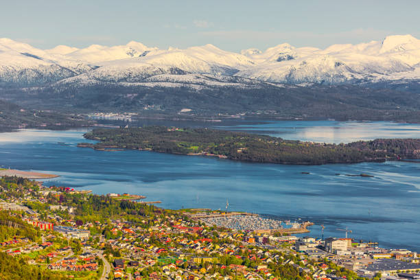 fiordos en noruega. municipio de lillehammer. condado de innlandet. mar de noruega. escandinavia. - fishing village nordic countries fjord fotografías e imágenes de stock