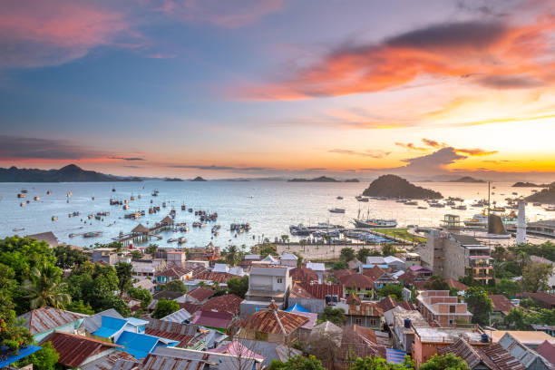 labuan bajo è la città principale dell'isola di flores in indonesia - labuanbajo foto e immagini stock