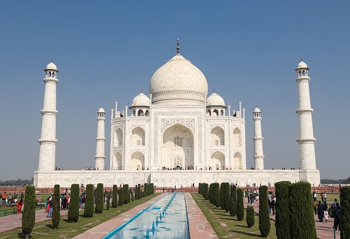 A scenic view of Taj Mahal in India on a sunny day