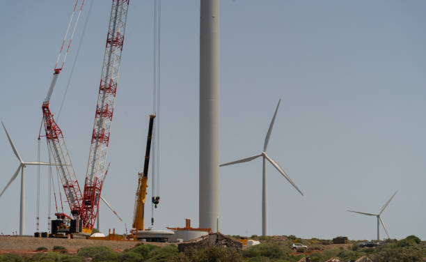 éolienne - une grande grue travaille à la construction d’une éolienne - aero photos et images de collection