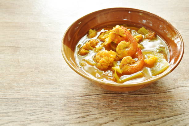 camarão cozido e legumes misturados em sopa de curry picante e azedo ou comida tailandesa kang som - tom tom yum meal soup - fotografias e filmes do acervo