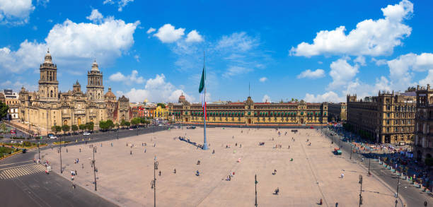 площадь конституции сокало в мехико, достопримечательность кафедрального собора и национального дворца - latin america mexican flag mexico mexican culture стоковые фото и изображения