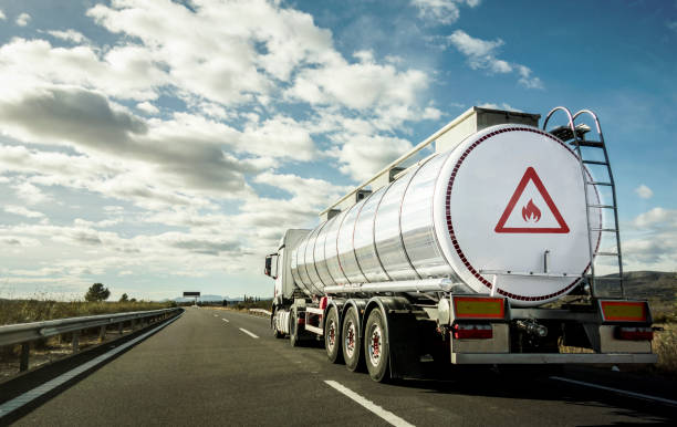 道路による可燃物の輸送。 - truck fuel tanker chemical transportation ストックフォトと画像