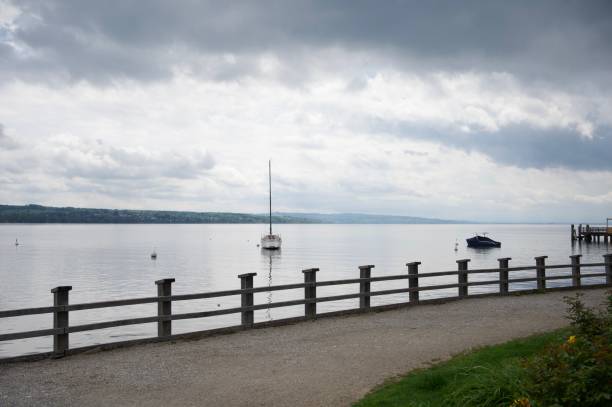 paseo junto al lago - seepromenade fotografías e imágenes de stock