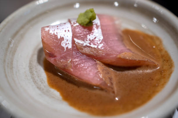 zbliżenie talerza japońskiego sashimi, z nowym sposobem jedzenia sosu sezamowego. - chryzor zdjęcia i obrazy z banku zdjęć