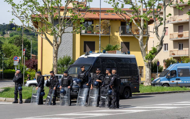 bergamo, italien. polizei vor dem bergamo-stadion. vermeidung von auseinandersetzungen mit gegnern. schutz der fans, die das stadion erreichen - football police officer crowd stock-fotos und bilder