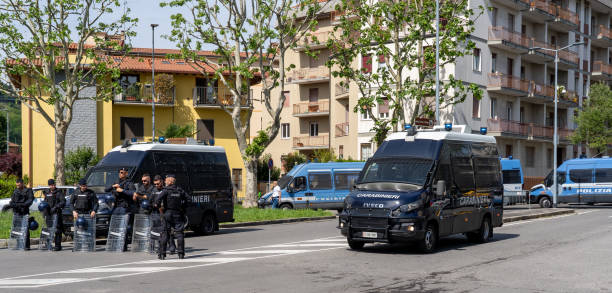 bergamo, itália. polícia do lado de fora do estádio bergamo. prevenção de brigas com adversários. proteção de torcedores chegando ao estádio - football police officer crowd - fotografias e filmes do acervo