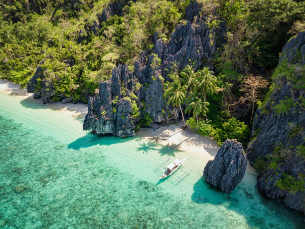 filipinas palawan el nido entalula island small paradise beach - formación karst fotografías e imágenes de stock