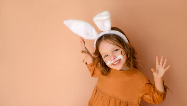 очень красивая милая девочка в костюме пасхального кролика - face paint child paint rabbit стоковые фото и изображения