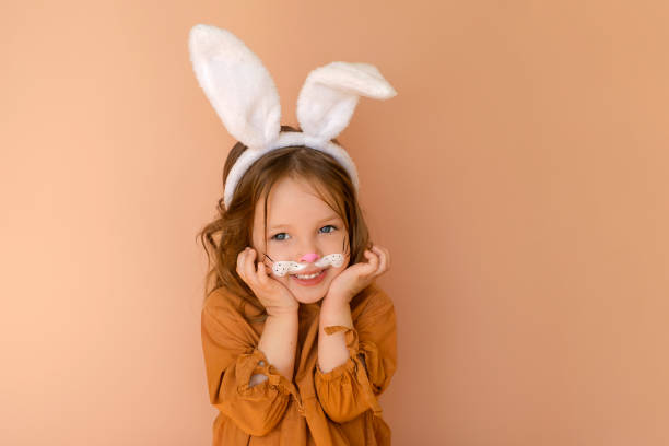 uma menina doce e agradável vestida com uma fantasia de coelho da páscoa - face paint child paint rabbit - fotografias e filmes do acervo