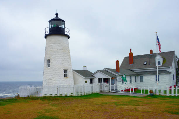 latarnia morska i rocky atlantic coast-pemaquid point maine - maine lighthouse pemaquid peninsula pemaquid point lighthouse zdjęcia i obrazy z banku zdjęć