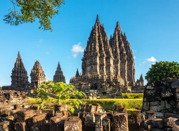 antiche rovine del tempio di prambanan (candi prambanan) un complesso di templi buddisti mahayana del 9 ° secolo nella reggenza di magelang, regione di yogyakarta, giava centrale, indonesia - prambanan temple foto e immagini stock