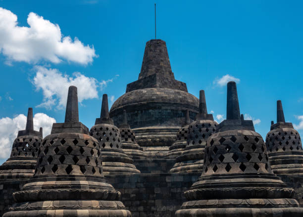starożytne ruiny borobudur, (candi borobudur) 9-wieczna świątynia buddyjska mahajany w regencji magelang, jawa środkowa, indonezja - candi zdjęcia i obrazy z banku zdjęć