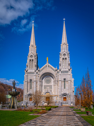 Basílica de Sainte-Anne-de-Beaupre, histórica iglesia católica en Quebec, uno de los ocho santuarios nacionales de Canadá photo