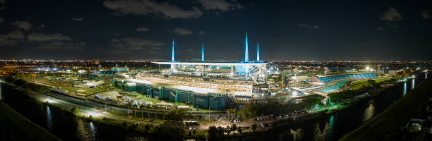 nachtfoto formel eins f1 grand prix rennen miami hard rock stadium - grand prix stock-fotos und bilder