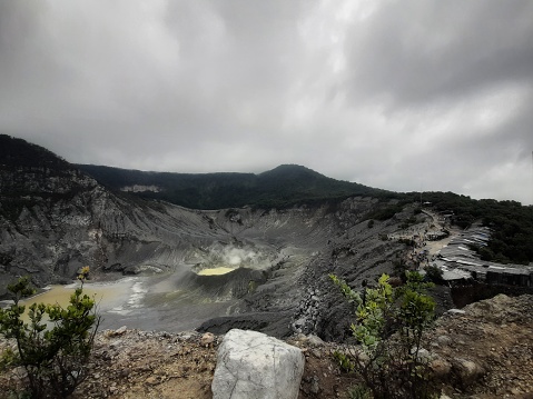 a place in the area of ​​Bandung, Indonesia which is called Mount Tangkuban Perahu which has a story that has been passed down from generation to generation about this mountain