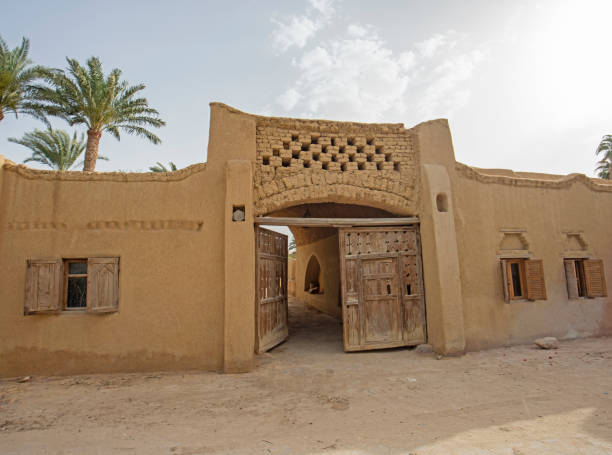 antigua puerta de entrada de madera en casa de ladrillos de barro egipcios - fayoum fotografías e imágenes de stock