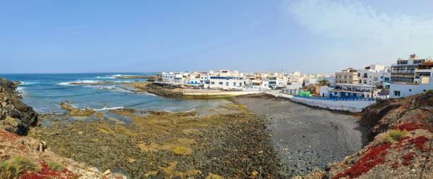 vue panoramique du village de pêcheurs idyllique el cotillo, fuerteventura, îles canaries, espagne - cotillo fuerteventura spain tourism photos et images de collection