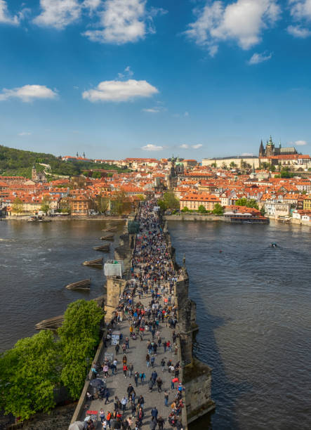 vertikales panorama und luftaufnahme der karlsbrücke in prag - tourist day prague crowd stock-fotos und bilder