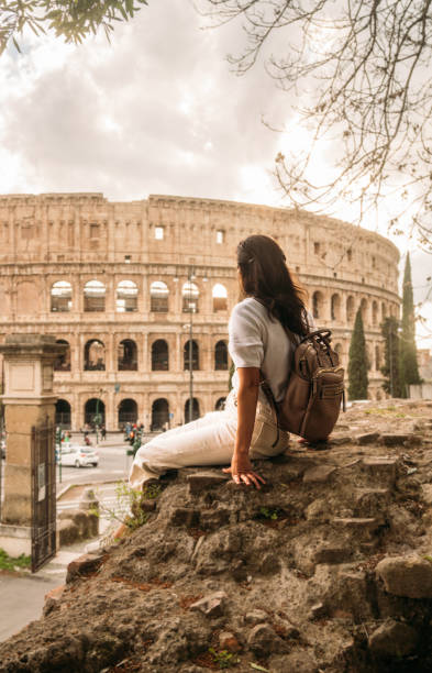 touristin in rom am kolosseum - tourism travel travel destinations vertical stock-fotos und bilder