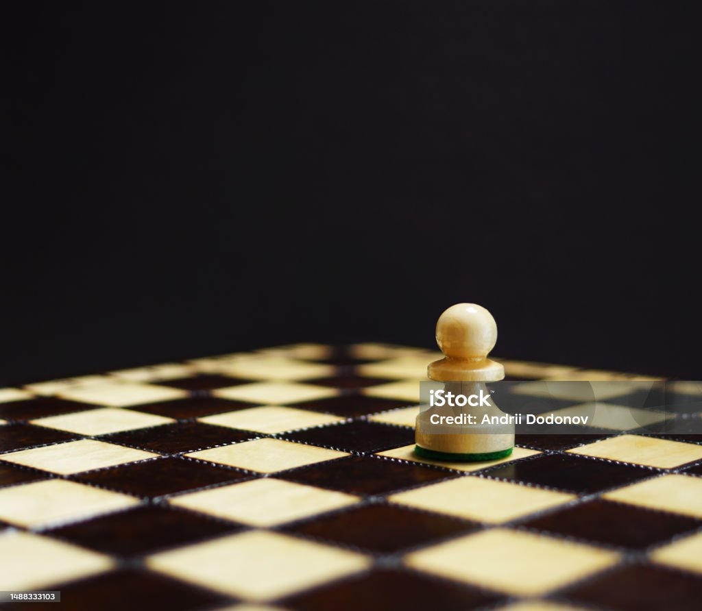 Foto de Peão De Xadrez Único No Tabuleiro De Xadrez Sozinho Contra Muitos e  mais fotos de stock de Brigar - iStock