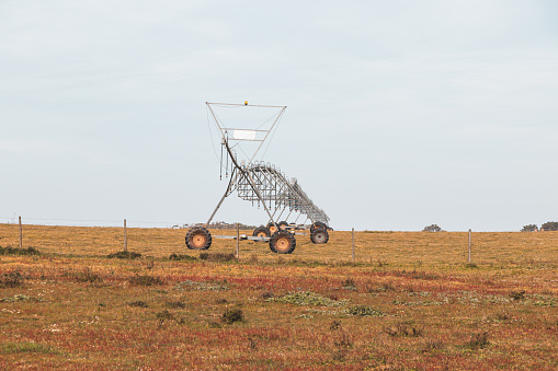 Máquina para regar tierras agrícolas portuguesas secas cerca de Zambujeira do Mar, región de Odemira, oeste de Portugal. Deambulando por el sendero de los pescadores, Rota Vicentina photo