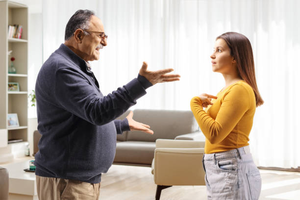 Scatto del profilo di un padre che discute con aughter a casa - foto stock