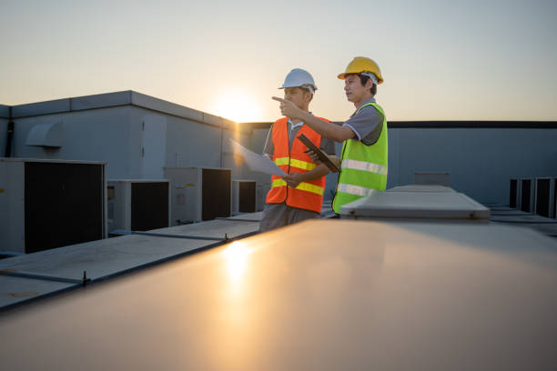 les ingénieurs industriels et les architectes masculins se consultent et réfléchissent à des idées pour modifier l’installation du nouveau climatiseur à compresseur en fonction des économies d’énergie de l’entreprise. l’inspecteur travaille - production dénergie photos et images de collection