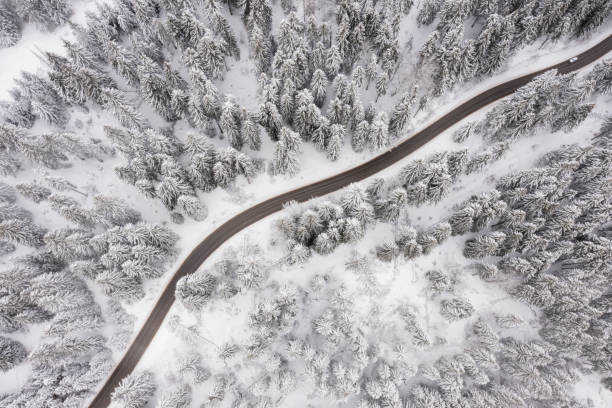 vista de drones en carretera de montaña en invierno - road winding road mountain spiral staircase fotografías e imágenes de stock