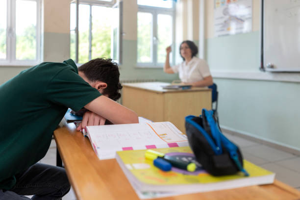 la reacción del maestro al estudiante que se quedó dormido en la lección. - sleeping high school desk education fotografías e imágenes de stock