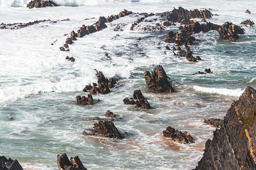 Vista de los afloramientos rocosos que se elevan desde el Océano Atlántico en Zambujeira do Mar, región de Odemira, oeste de Portugal. Deambulando por el sendero de los pescadores, Rota Vicentina photo