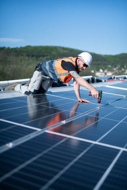 istock Worker repairing solar panels on a rooftop. 1488349717