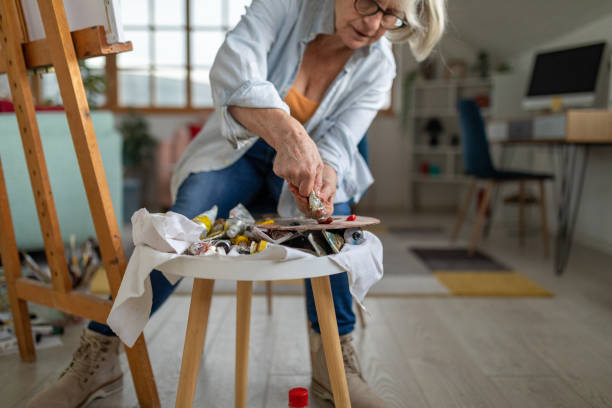 집에서 팔레트에 페인트를 칠하는 노인 - painted image paintings oil paint senior women 뉴스 사진 이미지