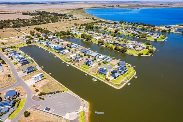 widok z lotu ptaka na nabrzeżu przystań mieszkalna i równina zalewowa na rzece murray w wellington east, australia południowa - marina lake nautical vessel water zdjęcia i obrazy z banku zdjęć