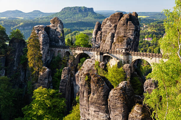 vista por la mañana rocas y puente de bastei en la suiza sajona, alemania - basteifelsen fotografías e imágenes de stock