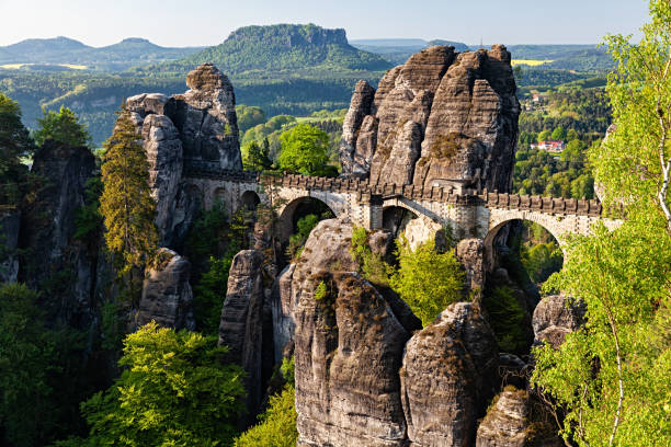 vue du matin bastei rochers et pont en suisse saxonne, allemagne - basteifelsen photos et images de collection