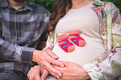 kleine-niedliche-babysocken-auf-dem-bauch-einer-schwangeren-frau.jpg?b=1&s=170x170&k=20&c=HvPFSsRBVNj99-k-zrI3vlN2BM2-IjASCNfcfouh9Rk=