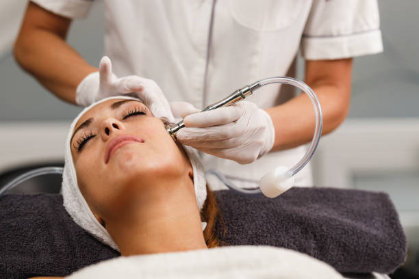 donna su un trattamento viso al salone di bellezza - microdermabrasion foto e immagini stock