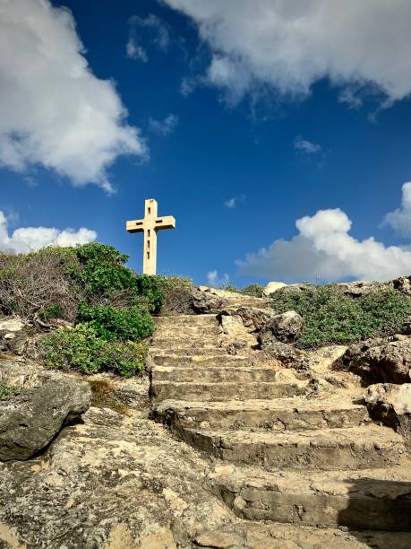 камни, лестница и религиозный крест - stone cross стоковые фото и изображения