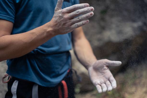 hombre con una camiseta azul que se quita el polvo de las manos que están cubiertas de polvo blanco - craft adult blue busy fotografías e imágenes de stock