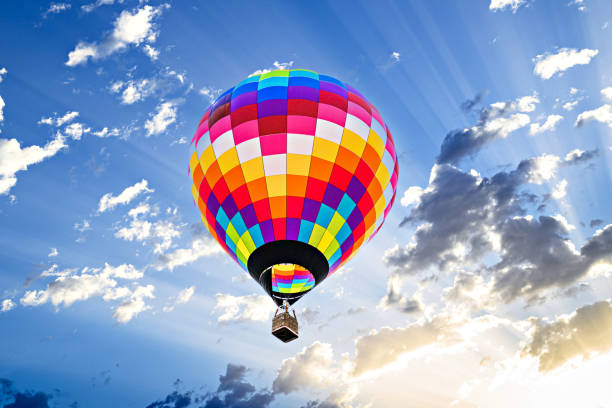 vuelo en globo aerostático sobre el cielo azul - globo aerostático fotografías e imágenes de stock