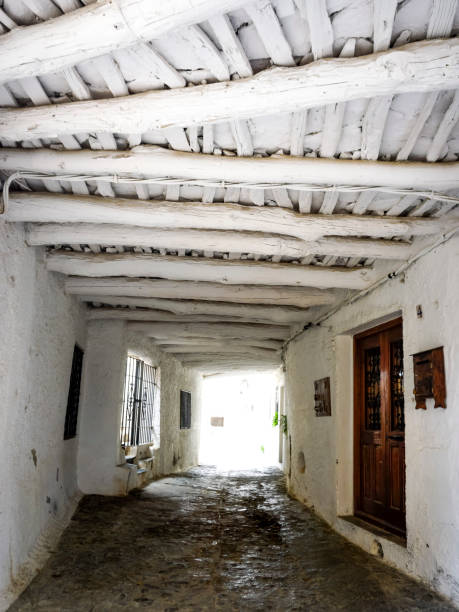 calle estrecha con techos de madera en un pueblo de la alpujarra granadina - alpujarra fotografías e imágenes de stock